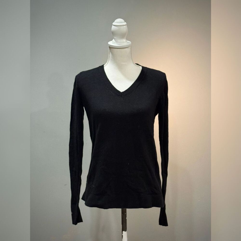 Black Ann Taylor Factory Medium Weight V-Neck Sweater Size S EUC